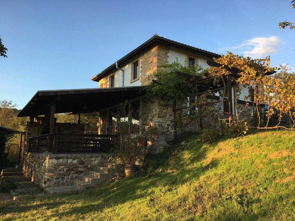 ein Steinhaus auf einem Hügel in der Unterkunft Old Stead Villa in Kardschali