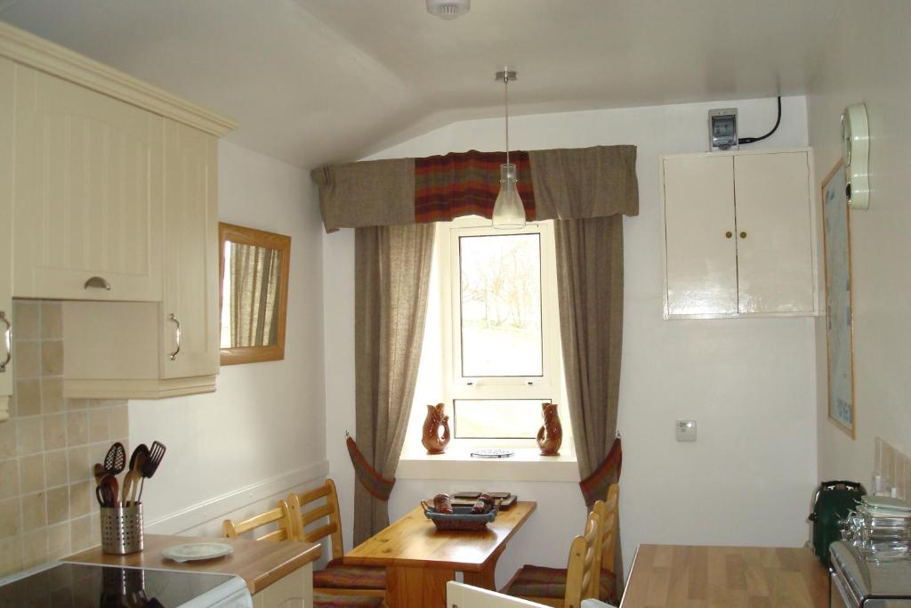 Posezení v ubytování Harris White Cottage