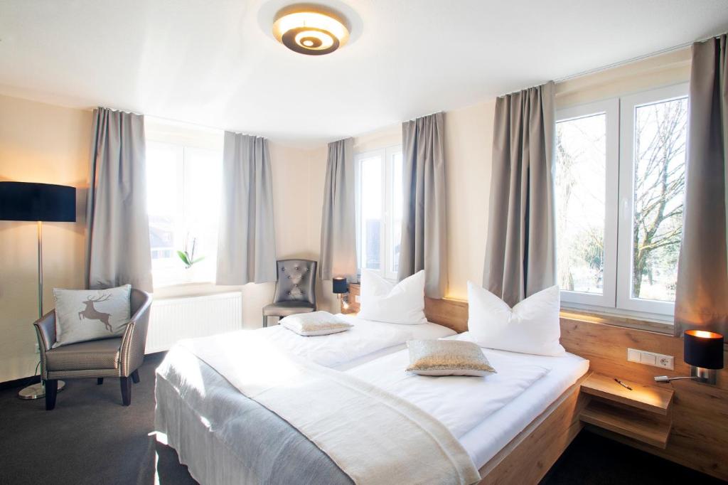 Postel nebo postele na pokoji v ubytování Hotel & Gutsgasthaus Köberle