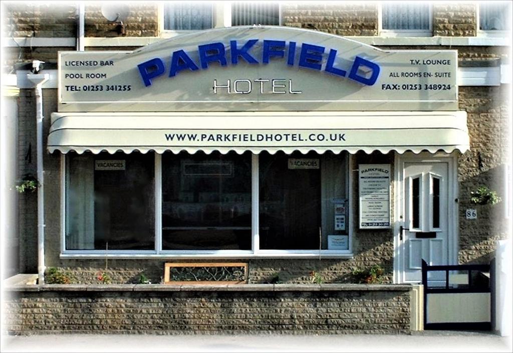 Parkfield Hotel في بلاكبول: علامة فندق باركفيلد على واجهة المبنى