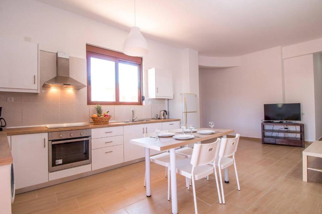 Kuchyň nebo kuchyňský kout v ubytování Emerald Dream Apartment
