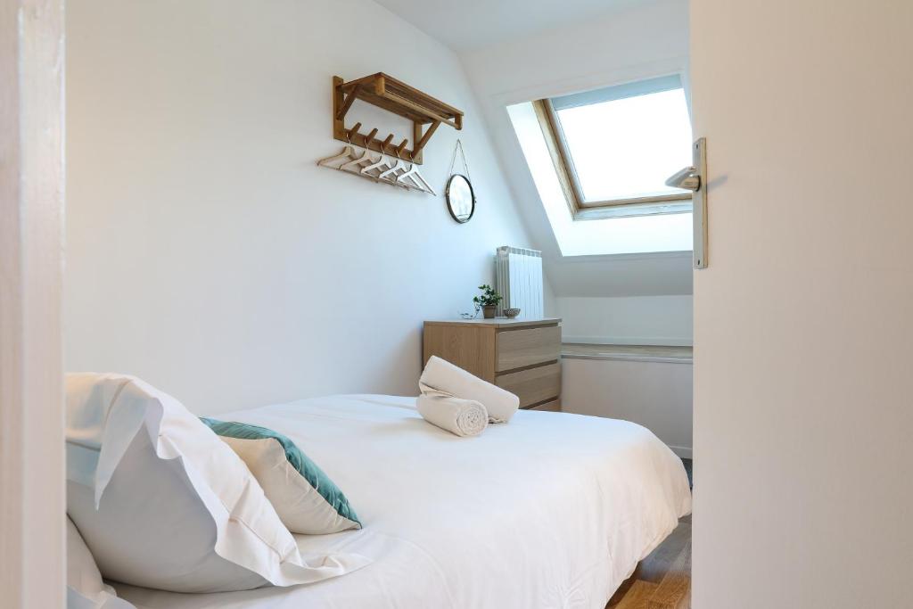 - une chambre avec un lit blanc et une fenêtre dans l'établissement Apartment Chamois Blanc 7A, à Chamonix-Mont-Blanc