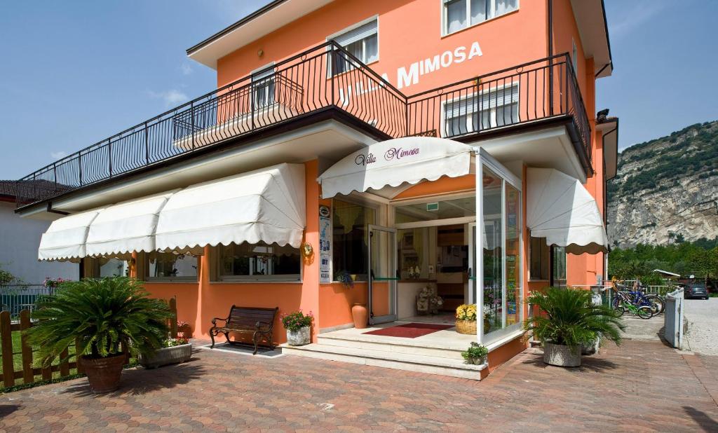 um edifício com entrada para um restaurante em Albergo Villa Mimosa em Nago-Torbole