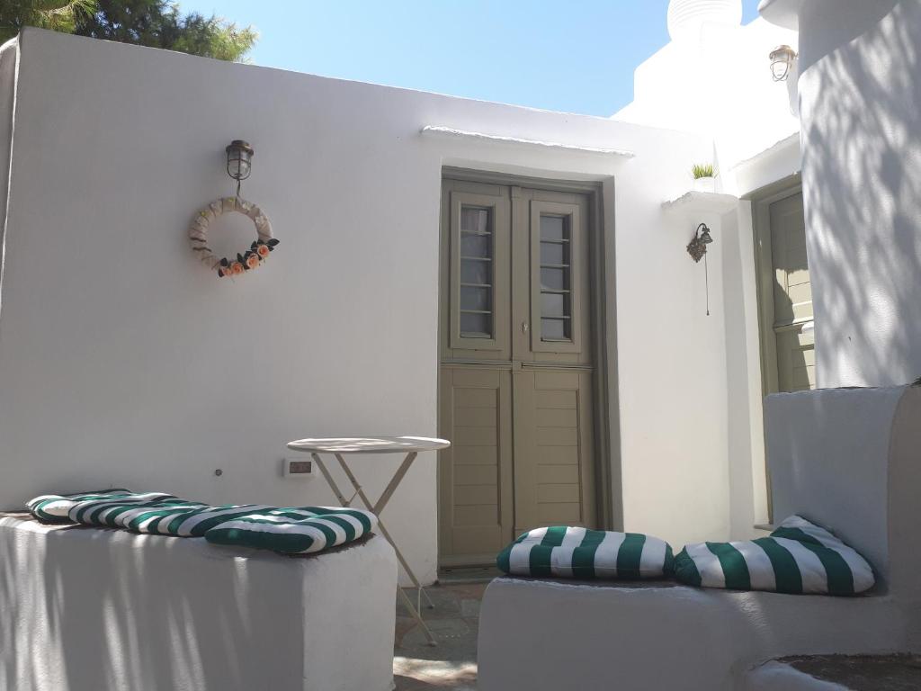 un porche de una casa con una mesa y una puerta en Iris house, en Apollonia