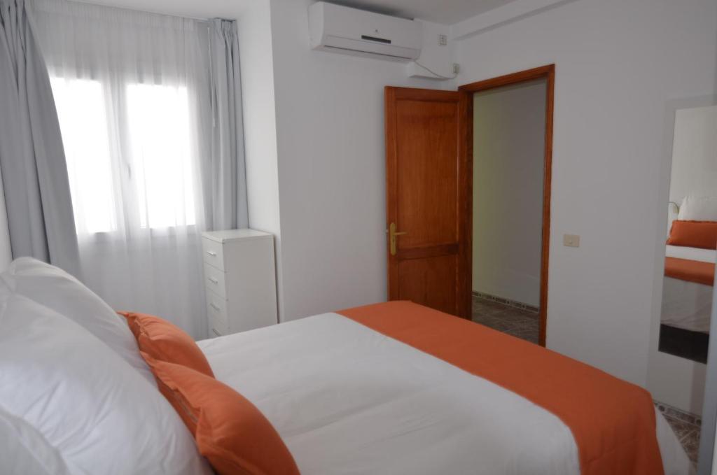 ein Schlafzimmer mit großem Bett und Fenster in der Unterkunft Armonía Beach 15 in Arinaga