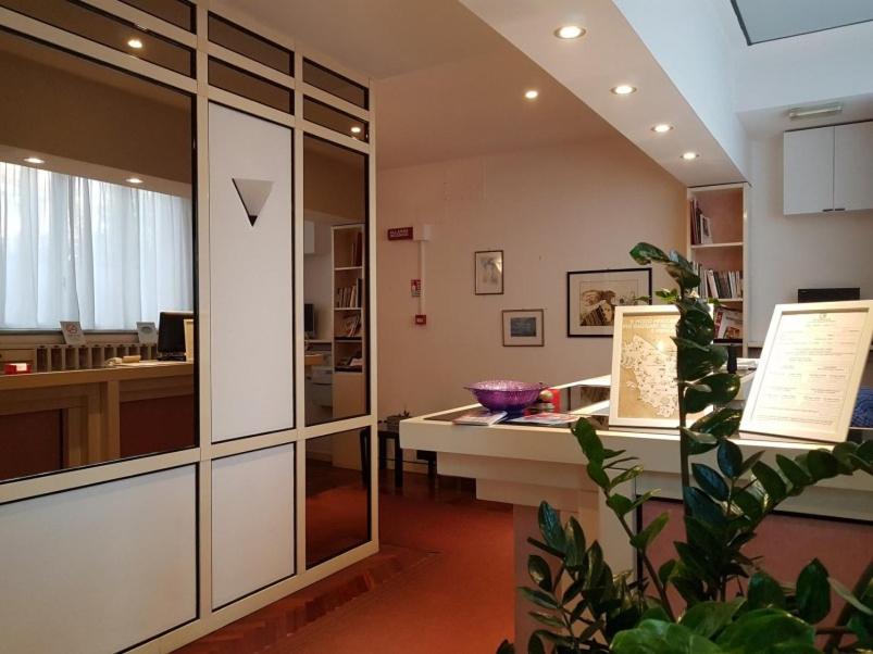 une chambre avec une table et un comptoir dans l'établissement Hotel Nettuno, à Porto San Giorgio