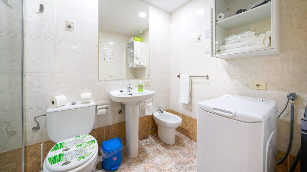 een witte badkamer met een toilet en een wastafel bij Armonía Beach 15 in Arinaga