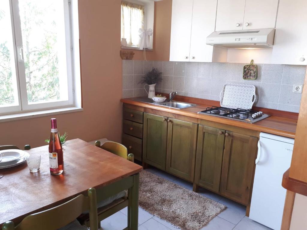 Кухня или мини-кухня в House Kate
