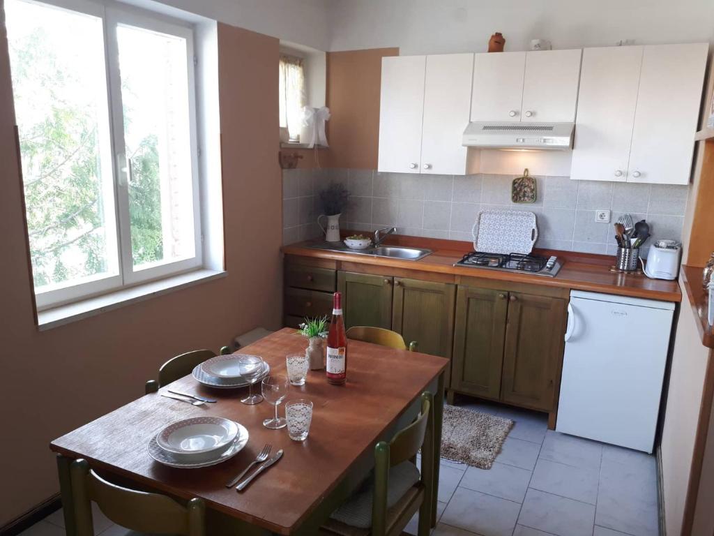 Кухня или мини-кухня в House Kate
