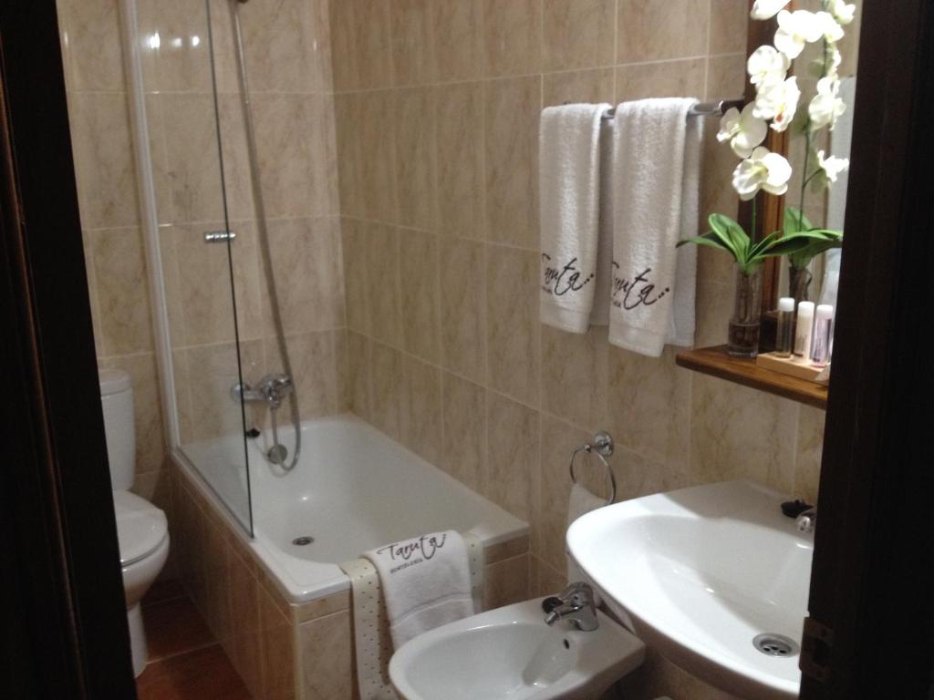 Łazienka w obiekcie Hostal Alba Taruta