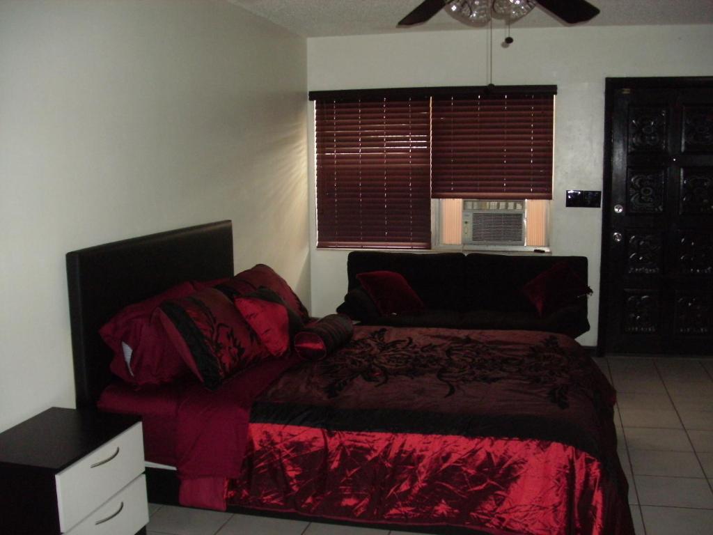 1 dormitorio con 1 cama, vestidor y ventana en Newly Furnished Large Clean Quiet Private Unit en Fort Lauderdale