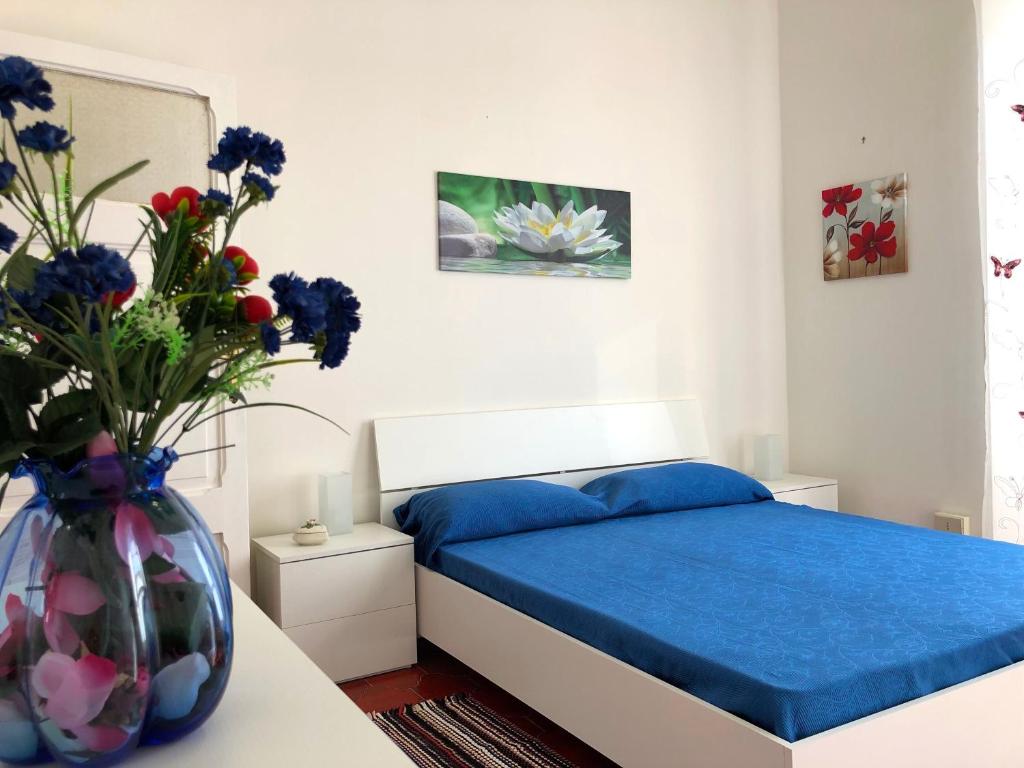 um quarto com uma cama e um vaso com flores em La Loggetta em Celleno