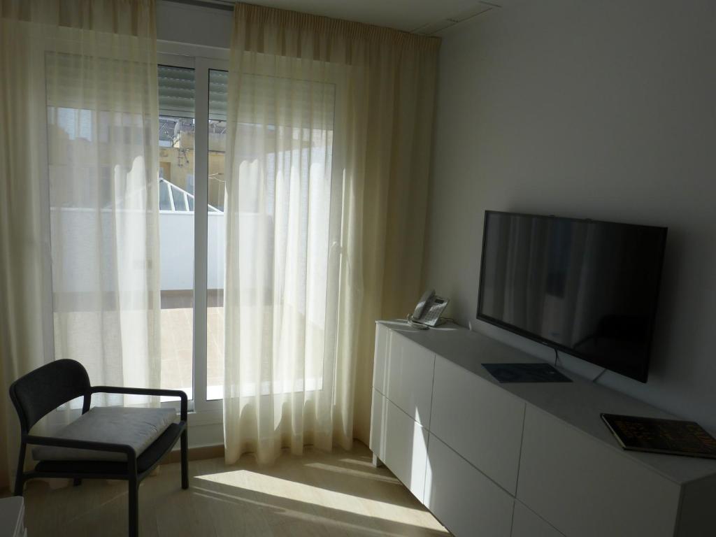 Televízia a/alebo spoločenská miestnosť v ubytovaní Apartamentos Patagonia Sur