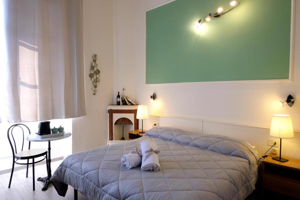 een slaapkamer met een bed met 2 kussens erop bij Residenza Le Rondini in Florence