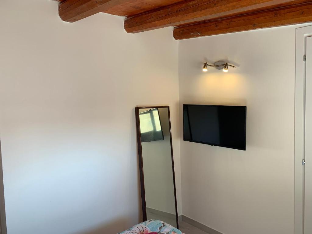 Televízia a/alebo spoločenská miestnosť v ubytovaní Deni's apartments per 4