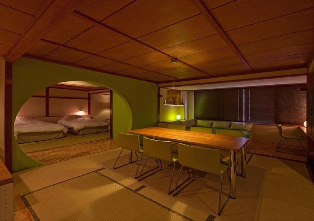 Habitación con mesa, sillas y cama en Address Nozawa Executive Studio / Vacation STAY 22746, en Nozawa Onsen