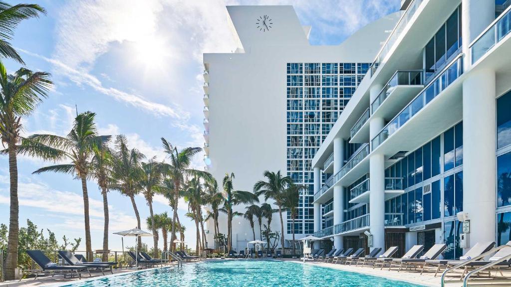 Bazén v ubytování Carillon Miami Wellness Resort nebo v jeho okolí