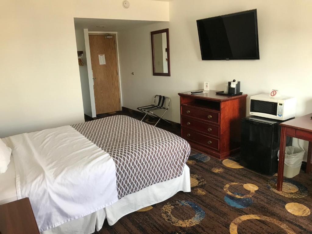 Postel nebo postele na pokoji v ubytování Stonebridge Hotel