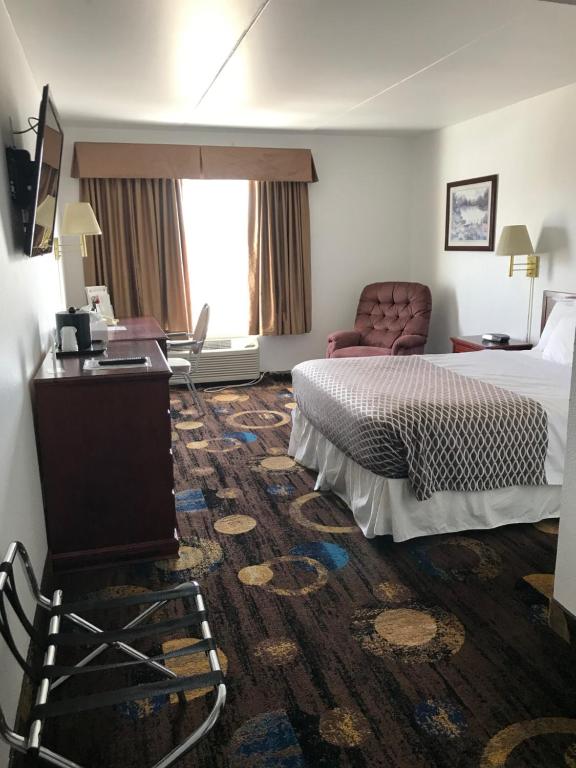 Postel nebo postele na pokoji v ubytování Stonebridge Hotel