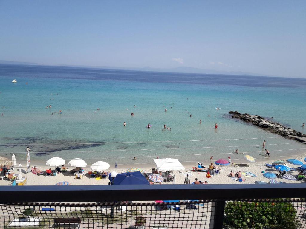 una playa con un montón de gente en el agua en Seaside apartment,just on the beach, unique view, en Kallithea Halkidikis