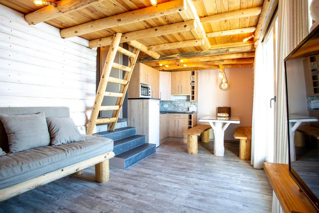 uma sala de estar com um sofá e uma cozinha em Lotto em Sierra Nevada