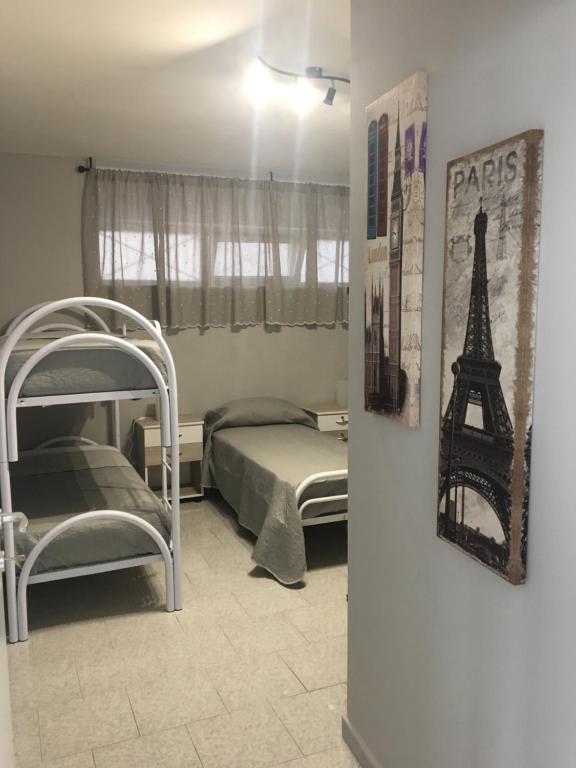 1 dormitorio con 1 cama y una foto de la torre Eiffel en Cheap Stop en Pompeya