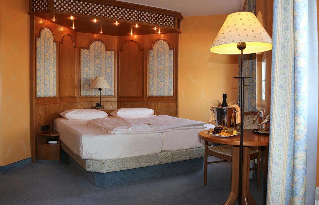 Postel nebo postele na pokoji v ubytování Hotel Spanischer Hof