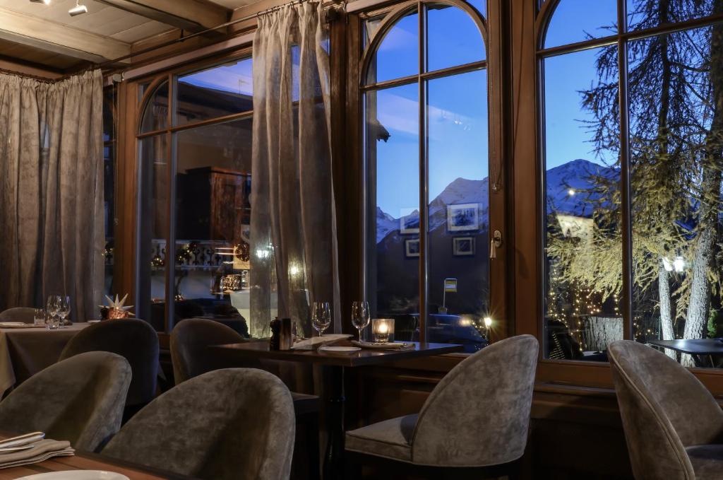 Nespecifikovaný výhled na hory nebo výhled na hory při pohledu z hotelu