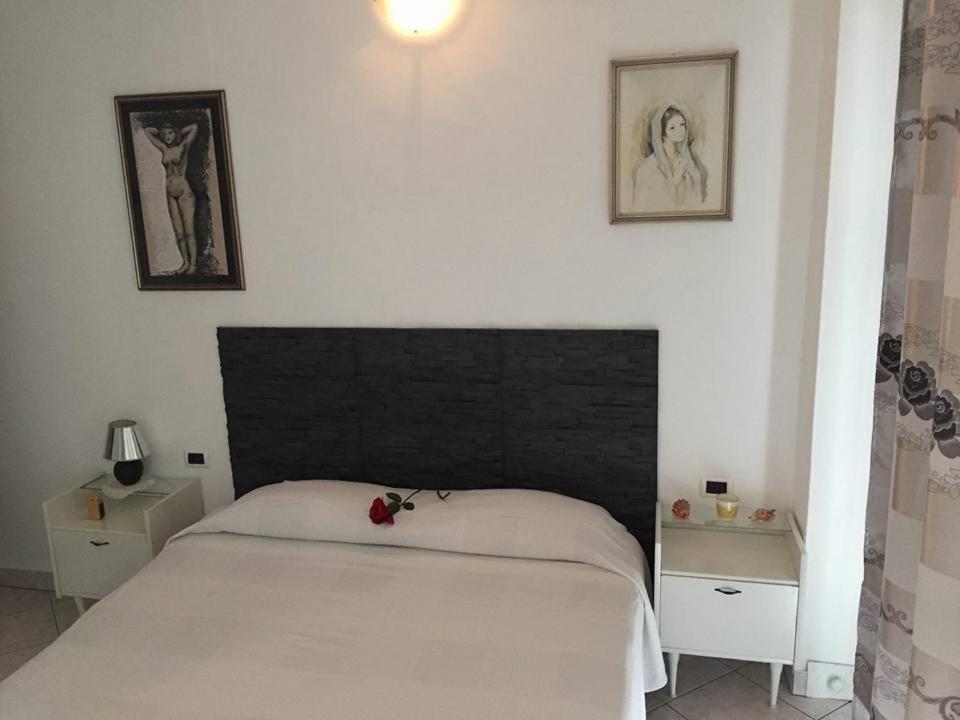 GoitoにあるLa Casa di Edoのベッドルーム(白いベッド、黒いヘッドボード付)