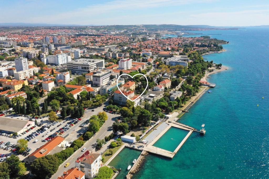 widok z powietrza na miasto nad wodą w obiekcie Apartments & Rooms Kolovare Beach 3, Zadar w mieście Zadar