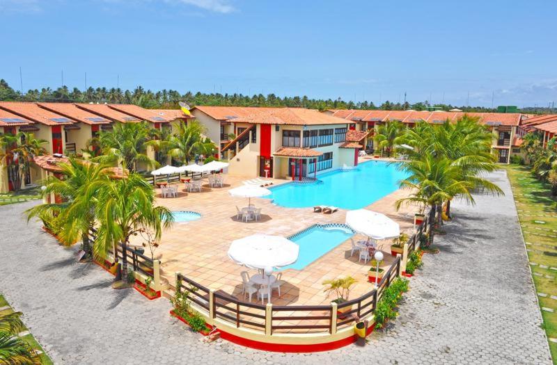 einen Luftblick auf ein Resort mit einem Pool in der Unterkunft Duplex 3 suítes em Condomínio Jerusalém 1 in Porto Seguro