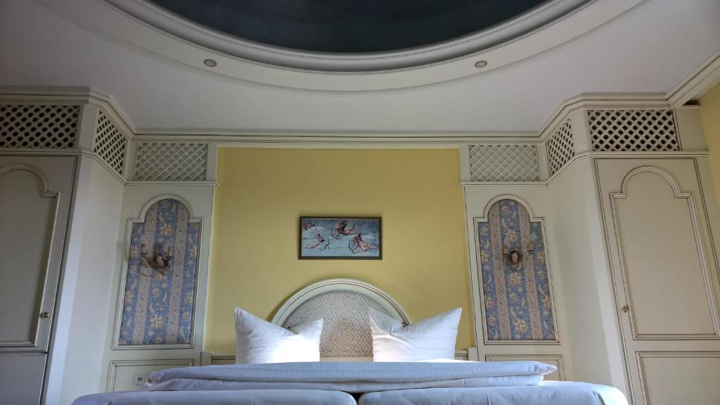 Postel nebo postele na pokoji v ubytování Hotel Spanischer Hof