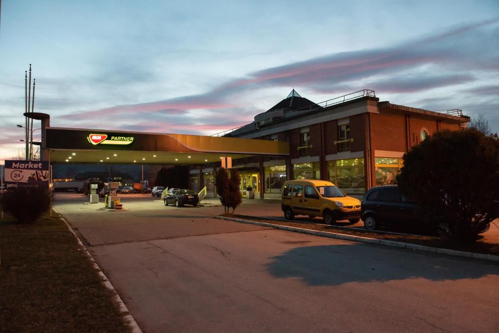 eine Tankstelle mit davor geparkt Autos in der Unterkunft Prenociste Oaza in Mali Zvornik