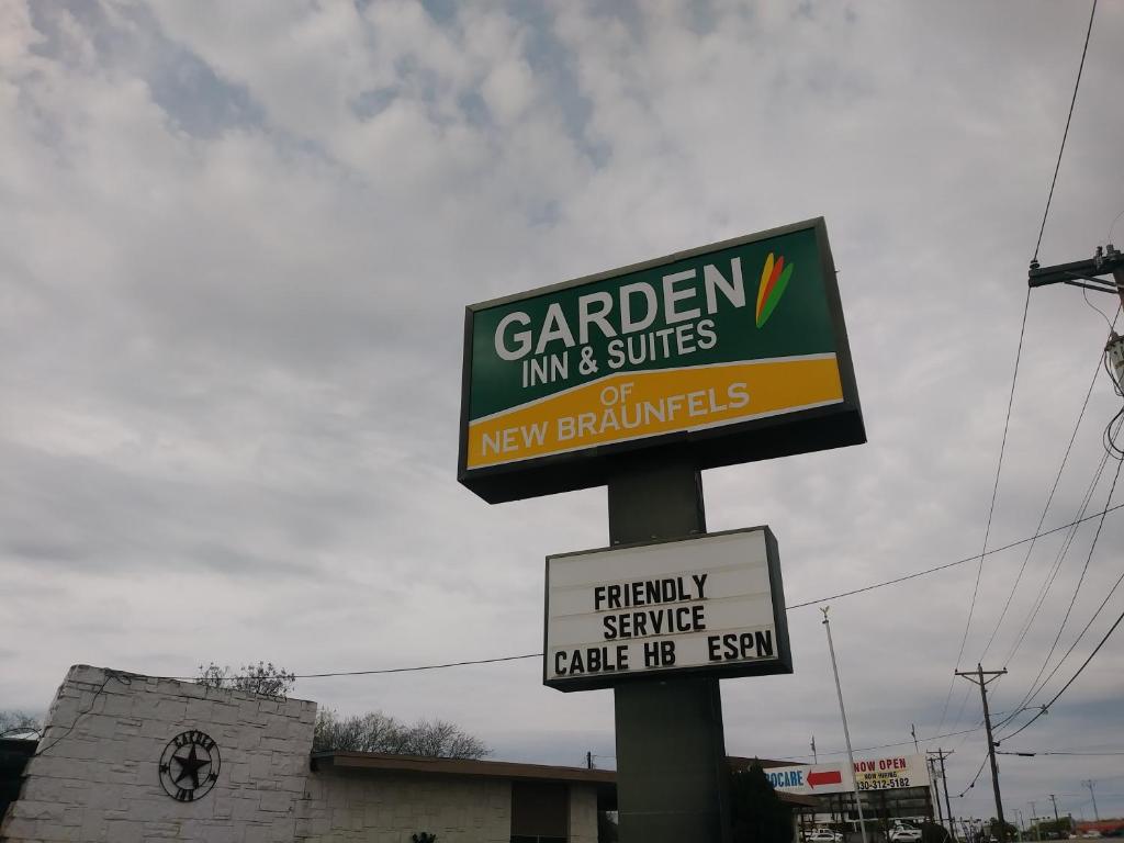 新布朗費爾斯的住宿－Garden Inn & Suites New Braunfels，花园旅馆和套房的标志