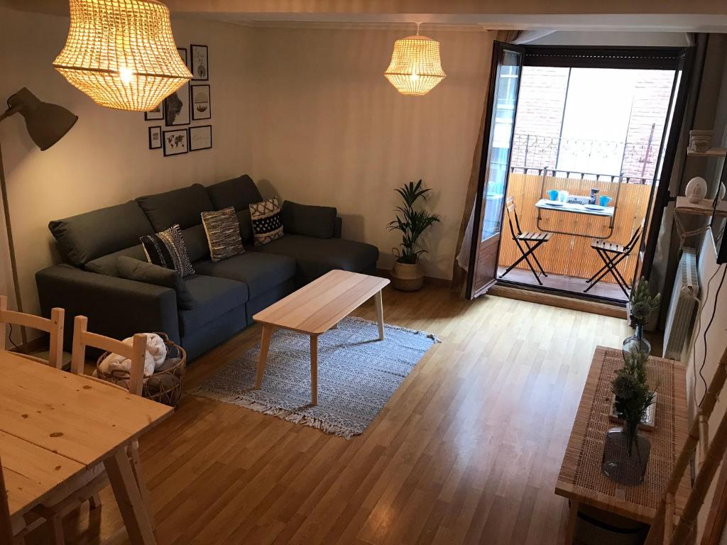 a living room with a couch and a table at Puro encanto en el corazón de Santo Domingo in Santo Domingo de la Calzada