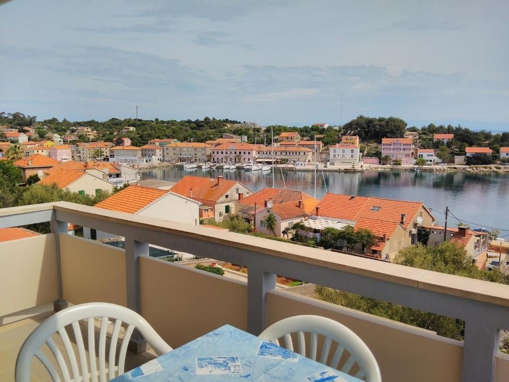 einen Balkon mit einem Tisch und Stühlen sowie Stadtblick in der Unterkunft Apartment Davor - parking in Sali