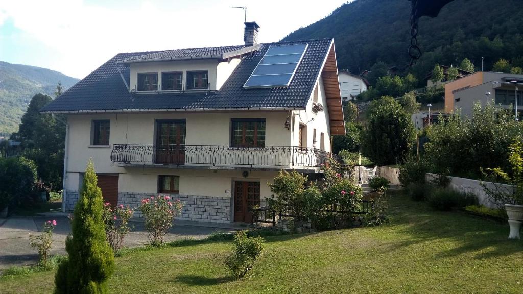 Champoulet的住宿－Villa été/hiver，屋顶上设有太阳能电池板的房子
