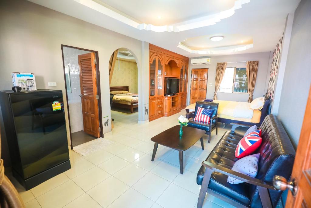 uma sala de estar com um sofá e uma cama em Marin House Pattaya em North Pattaya