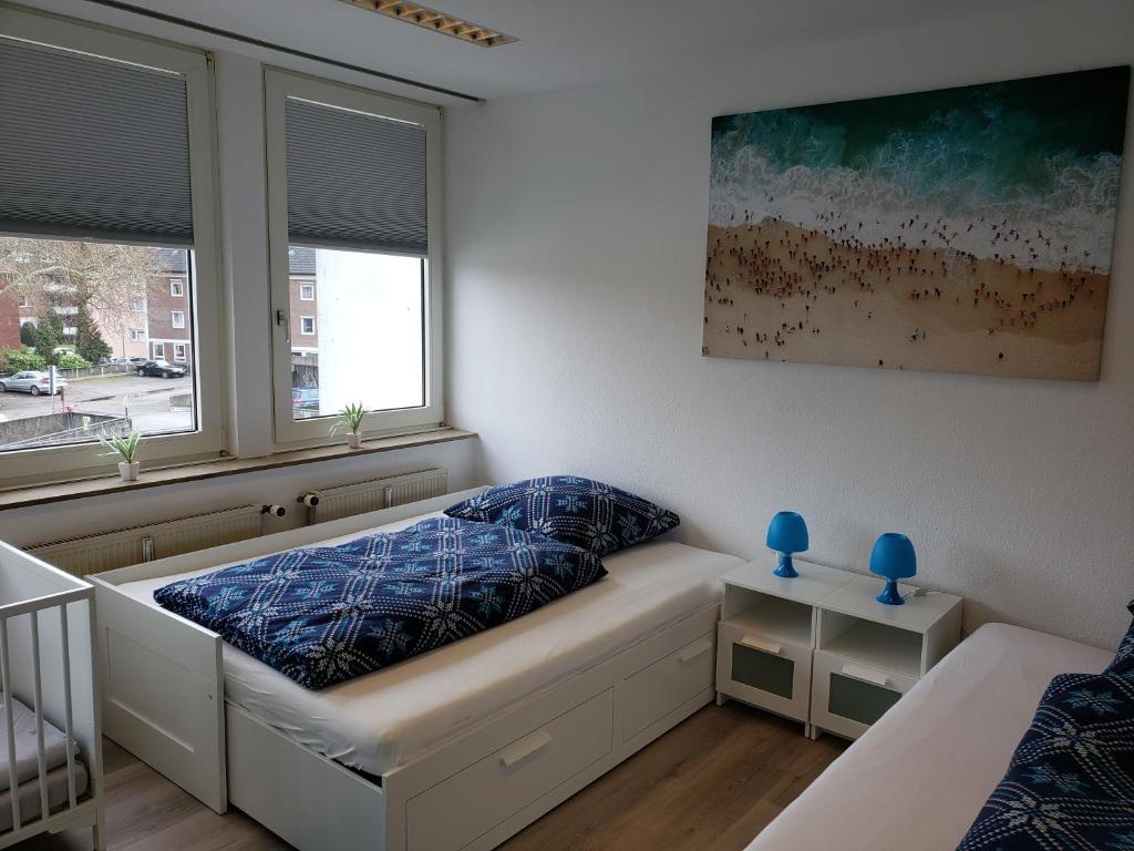 Habitación pequeña con cama y ventana en Ferienwohnung Central, en Münster