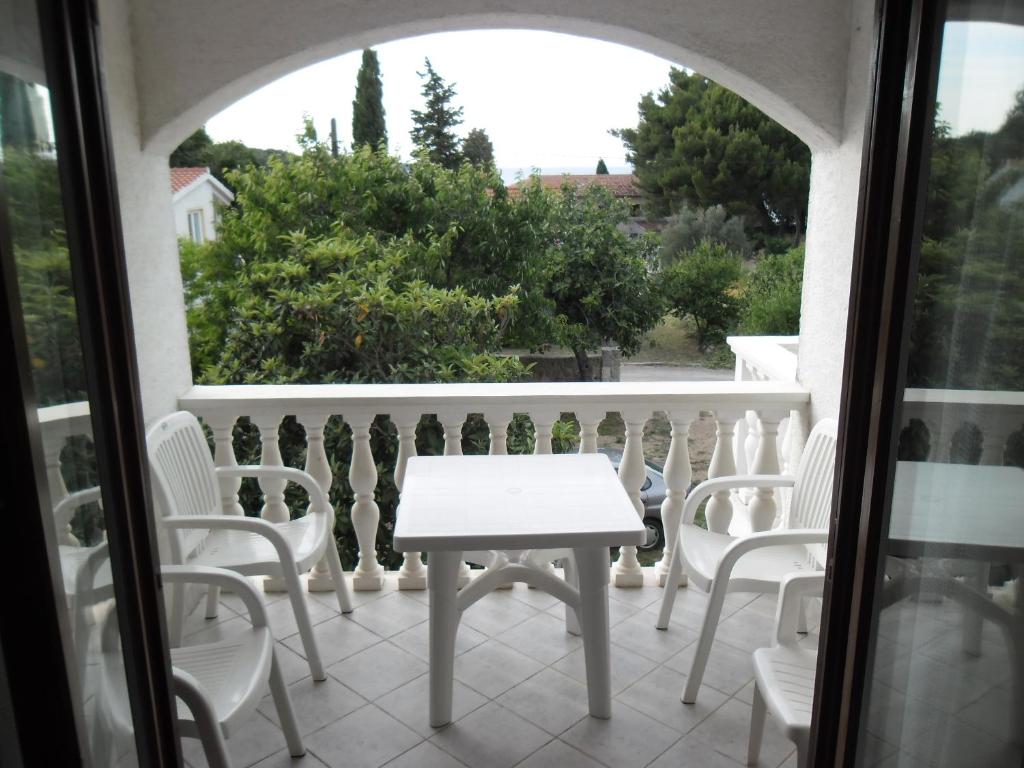 Balkón nebo terasa v ubytování Apartmani Ždrelac