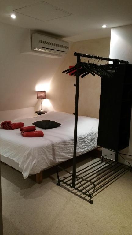 Postel nebo postele na pokoji v ubytování Chambres touristiques La Cour Des Hôtes