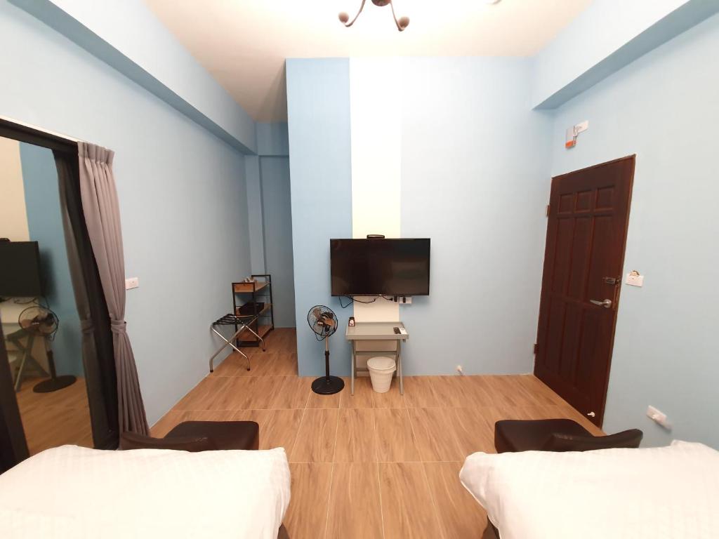 TV a/nebo společenská místnost v ubytování MOYA Homestay