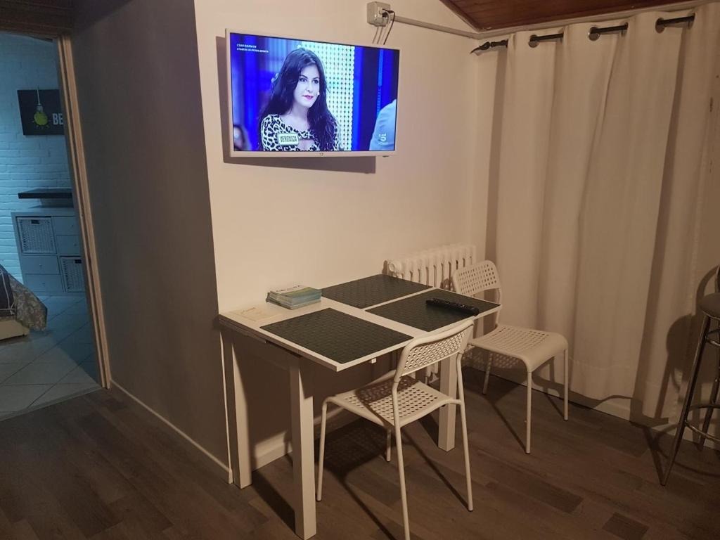 Televízia a/alebo spoločenská miestnosť v ubytovaní Sweet Apartment Suite Castelmerlo