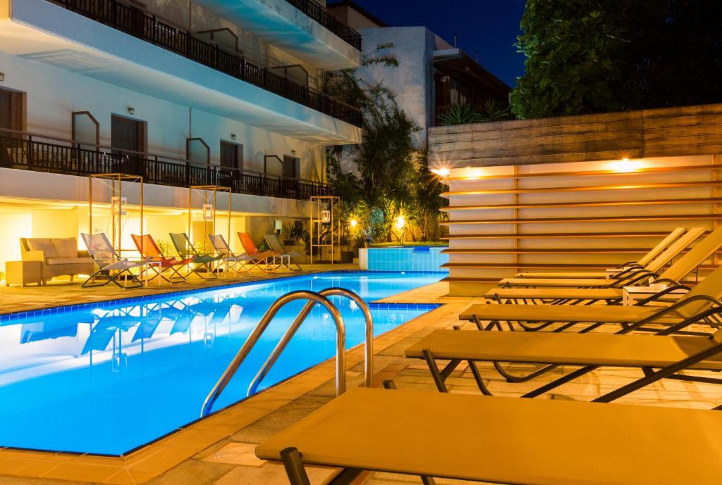 Bazén v ubytování Bourtzi Hotel nebo v jeho okolí