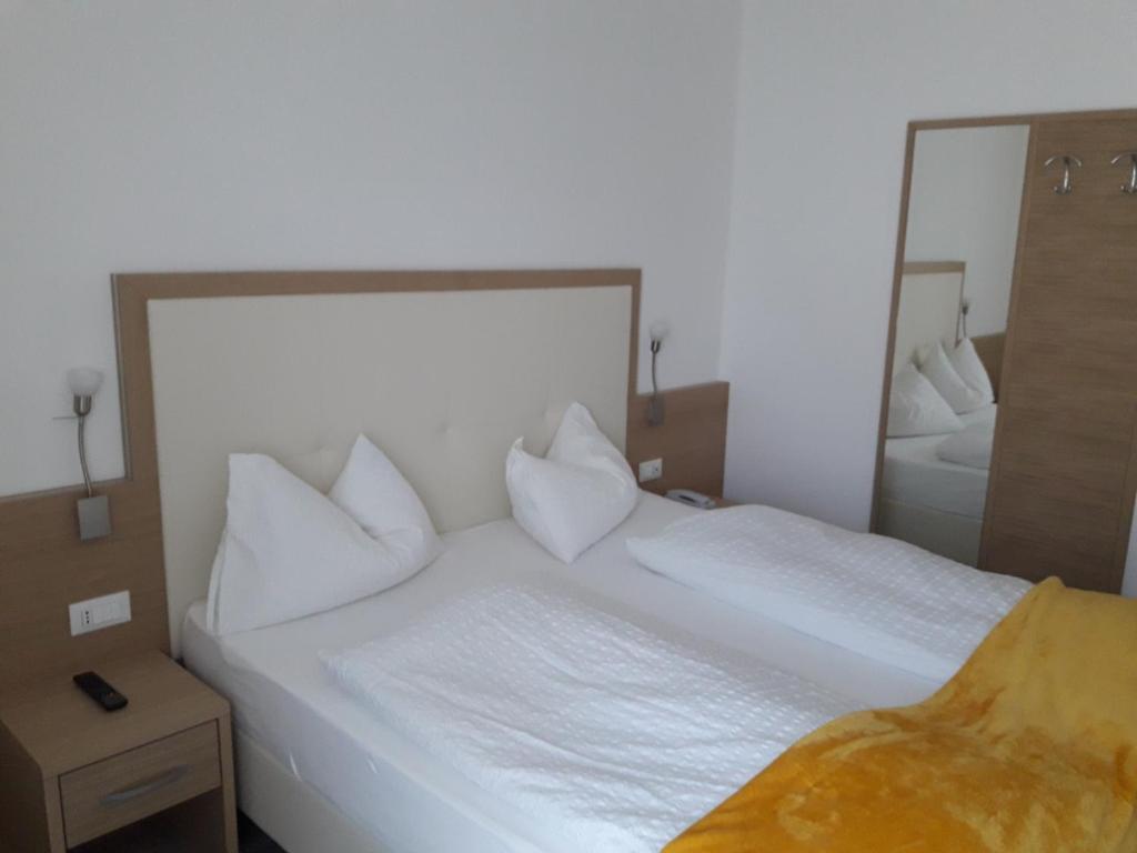 Postel nebo postele na pokoji v ubytování Hotel Lux