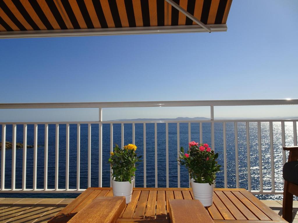 Un balcón con una mesa con flores. en Apartament Belvedere, en Roses
