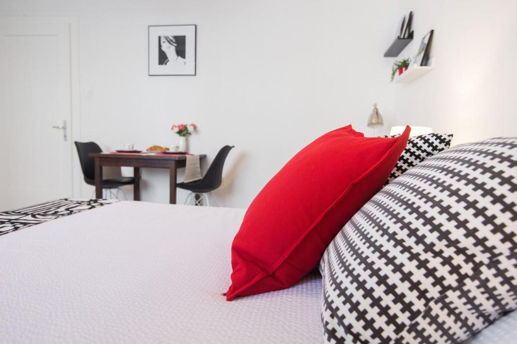 Posteľ alebo postele v izbe v ubytovaní Angela Luxury Studio Apartment