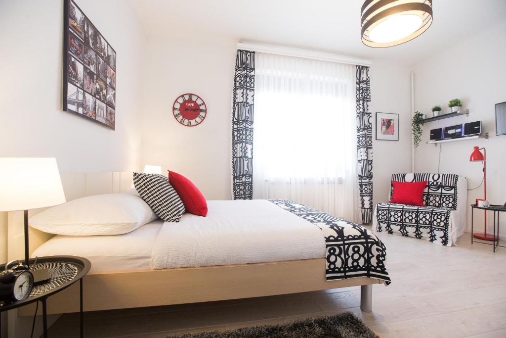 Posteľ alebo postele v izbe v ubytovaní Angela Luxury Studio Apartment