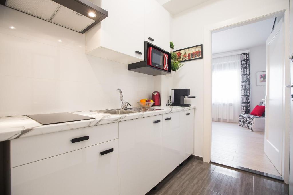 Kuchyňa alebo kuchynka v ubytovaní Angela Luxury Studio Apartment