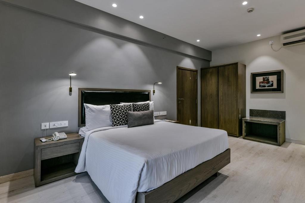 Postel nebo postele na pokoji v ubytování Sun-n-Sand Suites, Shirdi
